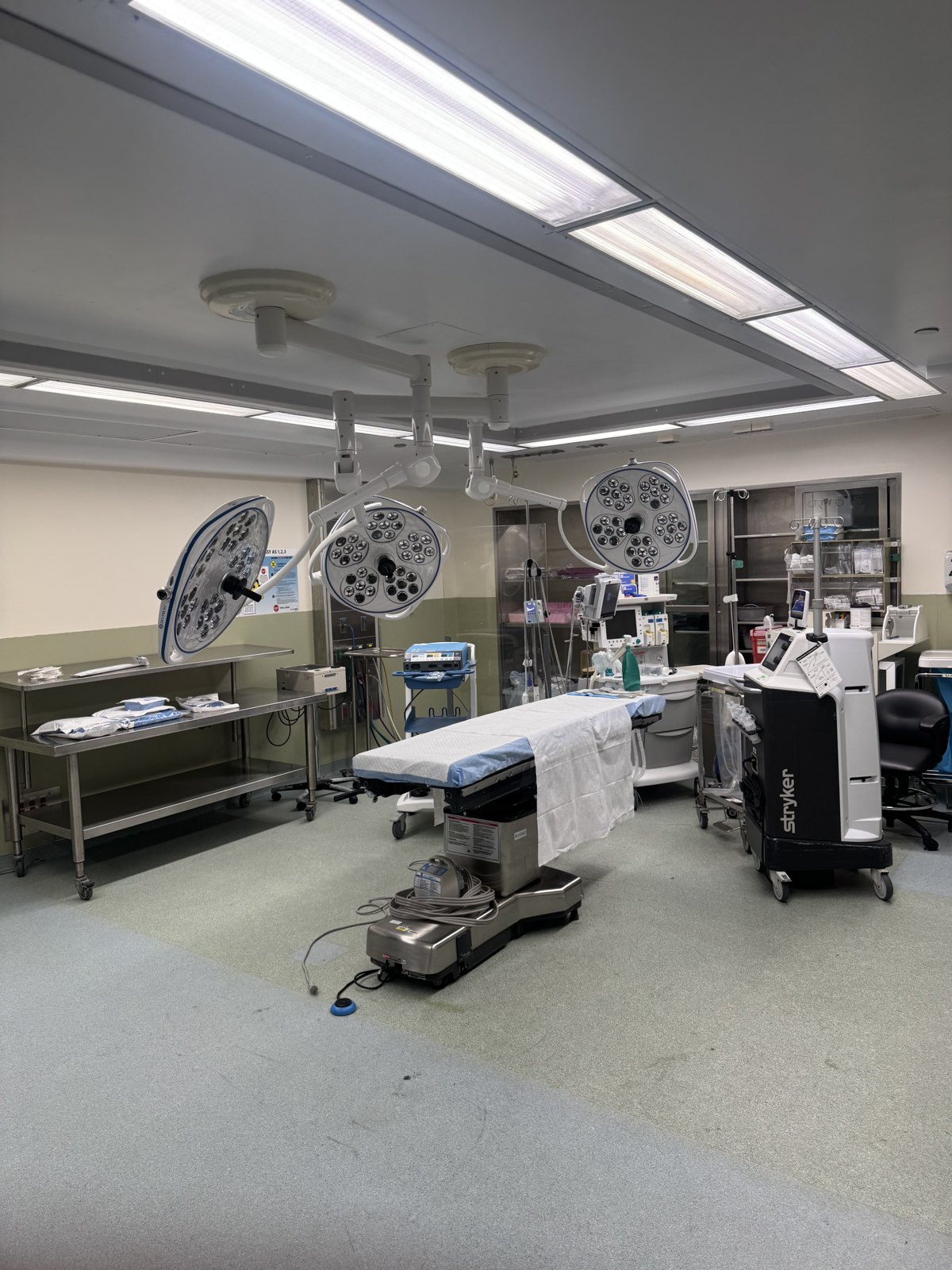Operating room outfitted with rental equipment